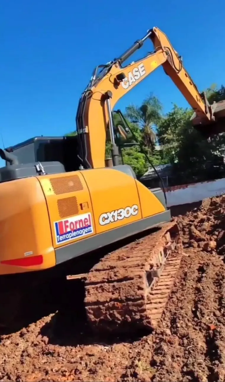 Escavadeira CASE CX130C da Fornel em obra